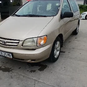Toyota Sienna 2001