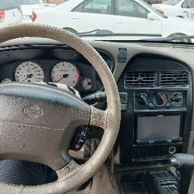 Nissan Pathfinder 2000