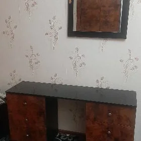 шифоньер,2 тумбочки и зеркалo