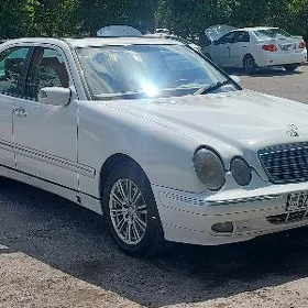 Mercedes-Benz E320 2001