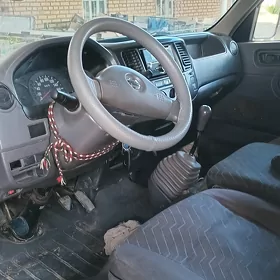 Nissan Urvan 2008