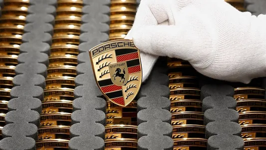 Porsche satuwyň peselmegi bilen ýüzbe-ýüz boldy we käbir golçur kompaniýalaryny ýapýar