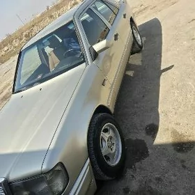 Mercedes-Benz 300E 1985