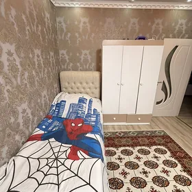 кровать и шкаф