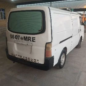 Nissan Urvan 2004