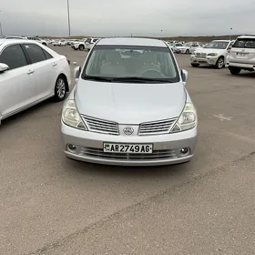 Nissan Tiida 2011