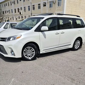 Toyota Sienna 2016
