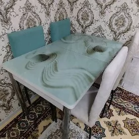 Стол и стулья
