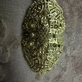 gyzyl broşka