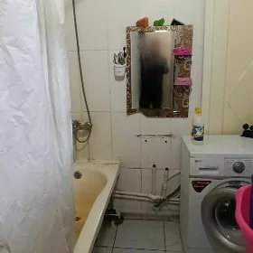 Mir 7/3.  3 kom Metjidiň ýany