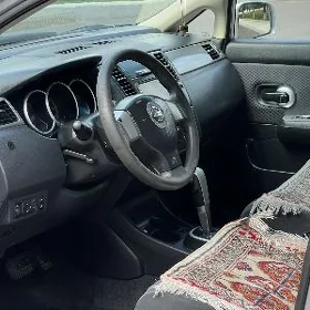 Nissan versa 2010 kowrik 4st