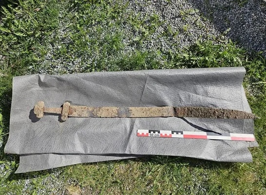 Norwegiýada alty ýaşly oglanjyk wikingleriň 1300 ýyllyk gylyjyny tapdy