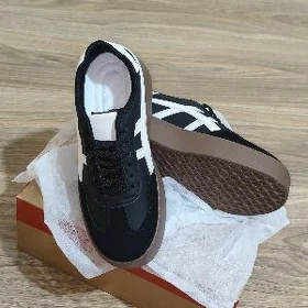 Кроссовки женские