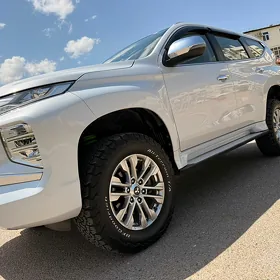 Mitsubishi Pajero 2020