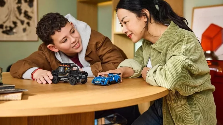 Lego Land Rover Defender wnedorožniginden we Jaguar Project 7 rodsterinden ybarat täze toplum çykarýar