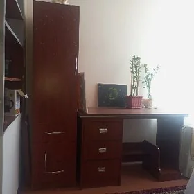 компьютерный стол с пеналом.
