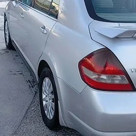 Nissan Tiida 2005