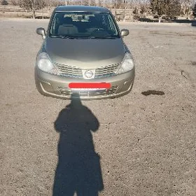 Nissan Tiida 2005