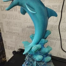 Delfin statuetka