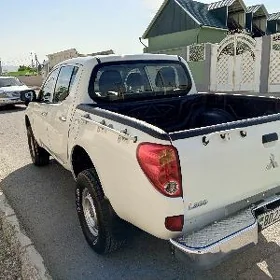 Mitsubishi L200 2012