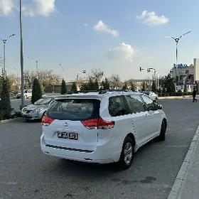 Toyota Sienna 2011