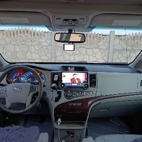 Toyota Sienna 2011