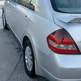 Nissan Tiida 2005