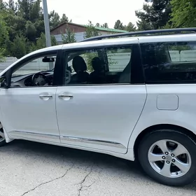 Toyota Sienna 2011