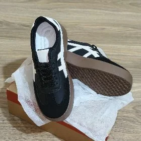 Кроссовки женские