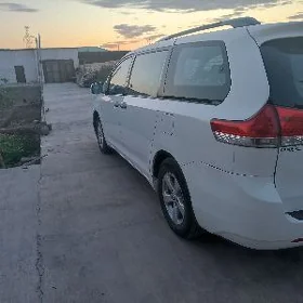 Toyota Sienna 2011