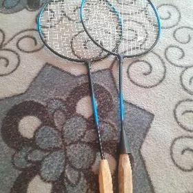 tennis oynalyan raketka
