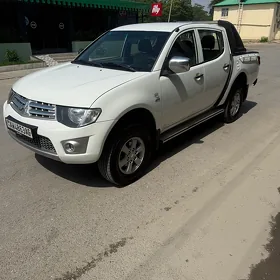 Mitsubishi L200 2012