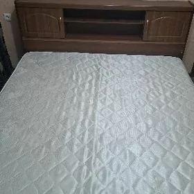 Кровать