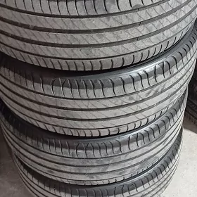 235/45/18/ Mishelin