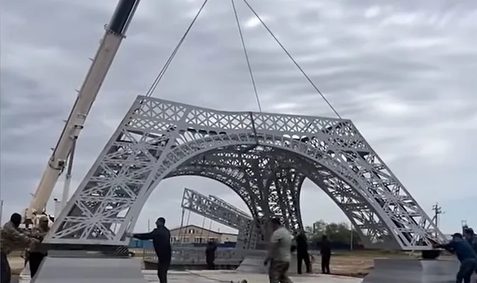 Gazagystanyň günbataryndaky obada 30 metrlik Eýfel diňi gurlar