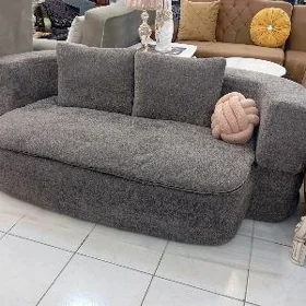 divan krovat stolik