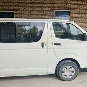 Toyota Hiace 2005