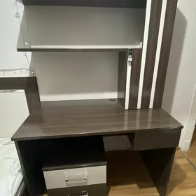 кровать и стол