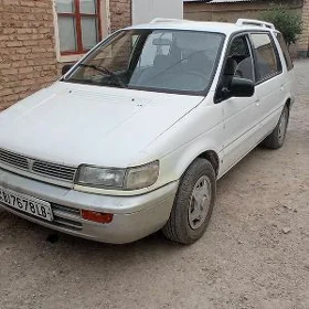 Mitsubishi Chariot 1992
