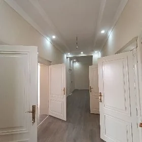 Элитка 1нжи этаж 3комнат 147м²