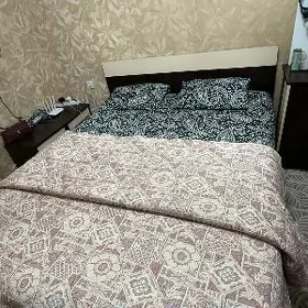 Кровать и тумбы