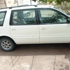 Mitsubishi Chariot 1995