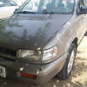Mitsubishi Chariot 1994