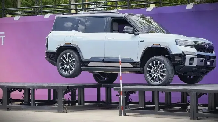 BYD и другие китайские автомобили научились ездить на трёх колёсах