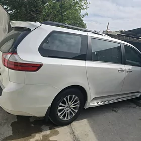 Toyota Sienna 2019