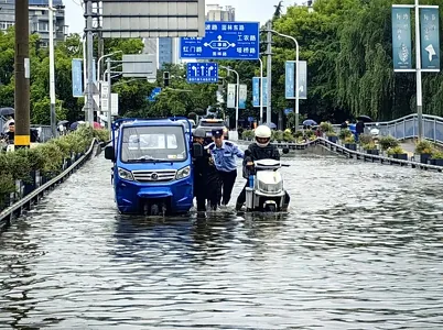 Hytaýyň günorta we merkezi sebitleri güýçli ýagyşlardan we ýer süýşgünlerinden ejir çekdi