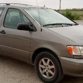 Toyota Sienna 1999