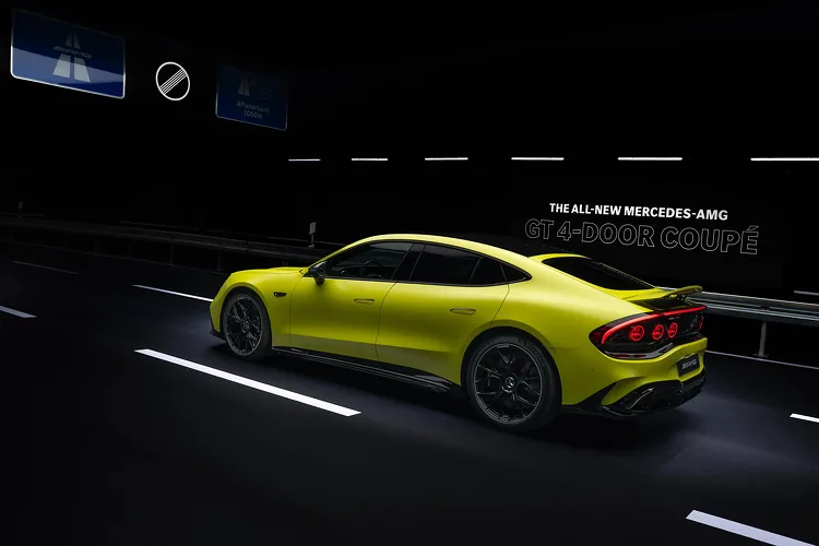 Täze Mercedes-AMG GT reňkini üýtgedýän üçege we 1169 at güýjüne eýe boldy - img 3