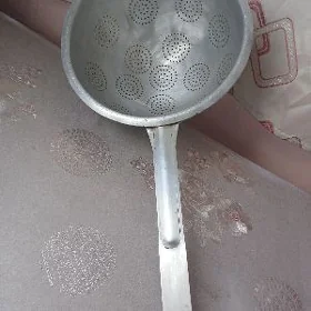 большой столовый друшлаг .