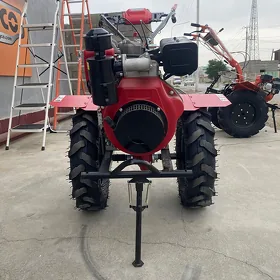 ýer sürýän traktor